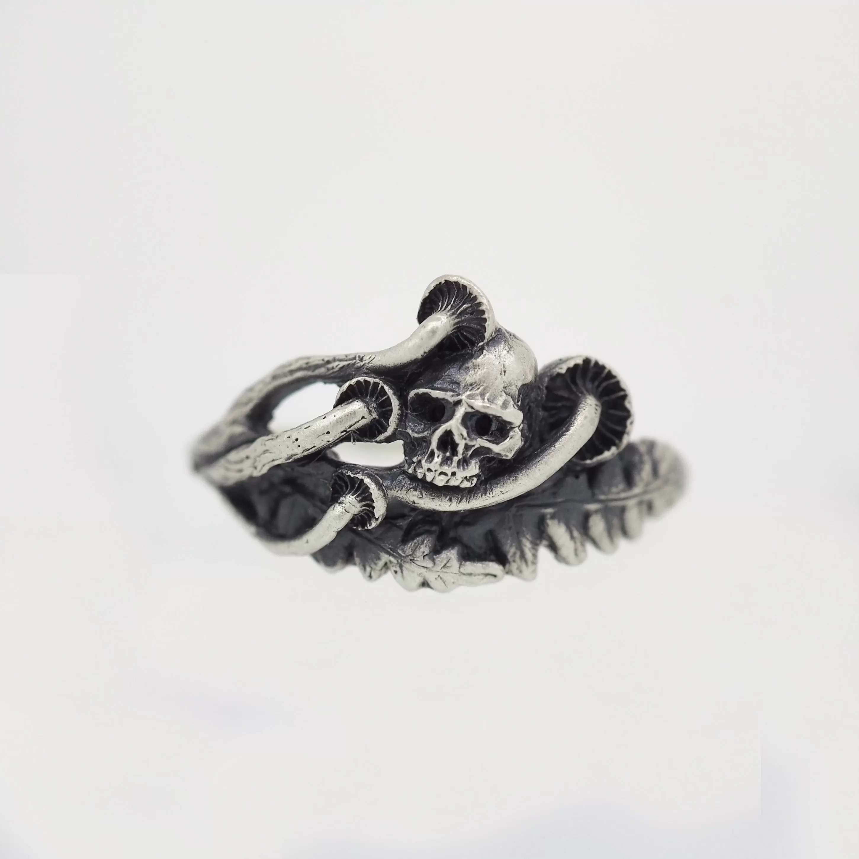 Skull in the forest ring